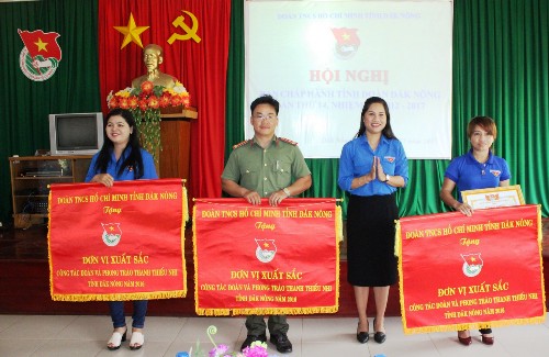 Trao cờ thi đua cho các đơn vị xuất sắc tiêu biểu trong công tác Đoàn và phong trào thanh thiếu nhi tỉnh Đắk Nông năm 2016