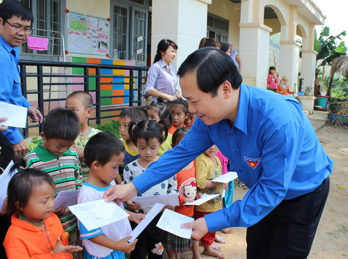 Đ/c Nguyễn Phi Long – Bí thư Trung ương Đoàn trao học bổng cho  các em học sinh trường Hoa Lan