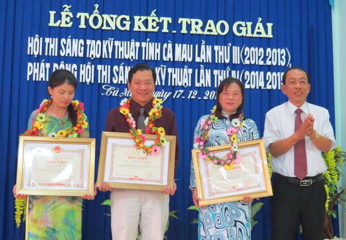 Phó Chủ tịch UBND tỉnh Lê Dũng trao Bằng khen của UBND tỉnh tặng nhóm tác giả đạt giải Nhất.