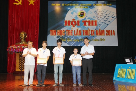 Đồng chí Bùi Quang Huy – Ủy viên Ban thường vụ, Trưởng ban Trưởng ban Thanh niên Trường học Trung ương Đoàn trao giải cho các thí sinh đạt giải trong cuộc thi.