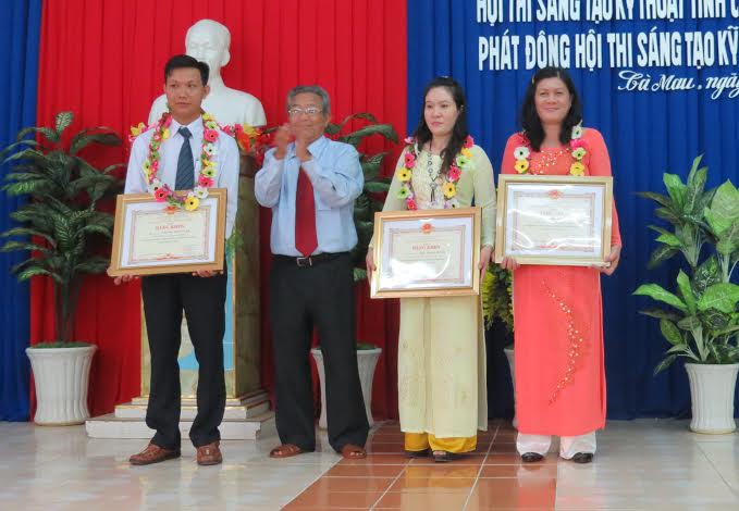 : Đồng chí Lê Huỳnh Kỳ - Phó Chủ tịch HĐND tỉnh trao Bằng khen của UBND tỉnh tặng các tác giả đạt giải trong Hội thi