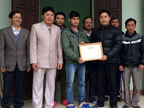 Thị Đoàn Hoàng Mai trao giấy khen cho anh Khánh (giữa) - Ảnh: Thị Đoàn Hoàng Mai cung cấp
