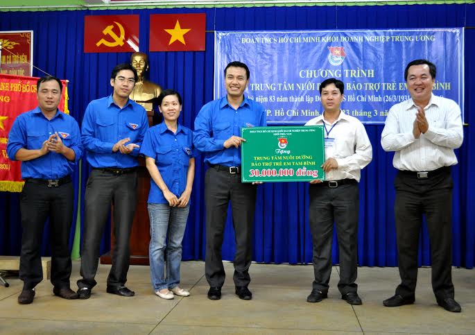 Đồng chí Phó Bí thư Đoàn Khối Doanh nghiệp Trung ương cùng các đồng chí đại diện Khối hoạt động phía Nam trao tặng quà cho Trung tâm nuôi dưỡng, bảo trợ trẻ em Tam Bình 