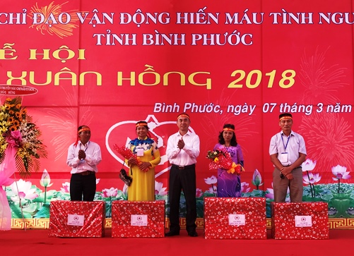 Phó chủ tịch UBND tỉnh Nguyễn Tiến Dũng tặng quà các gia đình có nhiều thành tích hiến máu tình nguyện