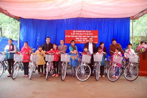 Đ/c Trương Hòa Bình; lãnh đạo Tỉnh ủy Hà Giang và Công ty Duy Lợi trao tặng xe đạp cho học sinh nghèo vượt khó huyện Đồng Văn. 