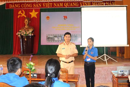 Cán bộ tuyên truyền Phòng Cảnh sát  Giao thông tỉnh Bình Phước với các bạn trẻ ở phần thi hỏi nhanh đáp gọn.