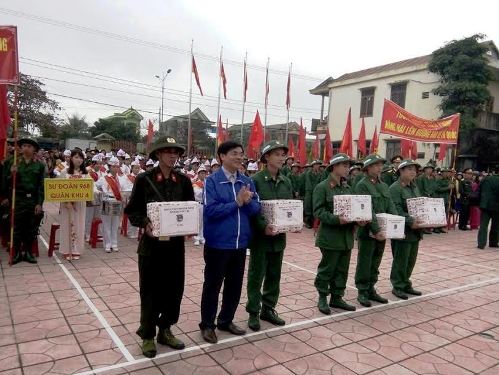 Đồng chí Đỗ Văn Bình - TUV - Bí thư Tỉnh đoàn tặng quà cho các tân binh tại huyện Triệu Phong