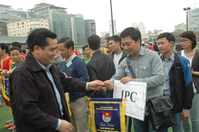 Lãnh đạo Đoàn khối Doanh nghiệp Trung ương trao cờ lưu niệm cho các đội bóng tham gia