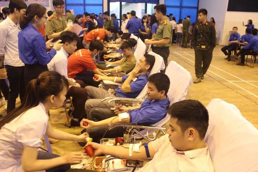 ĐVTN tham gia hiến máu tình nguyện tại buổi lễ