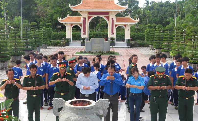 Đại biểu và các chiến sỹ đến dâng hương tưởng niệm Bác Hồ