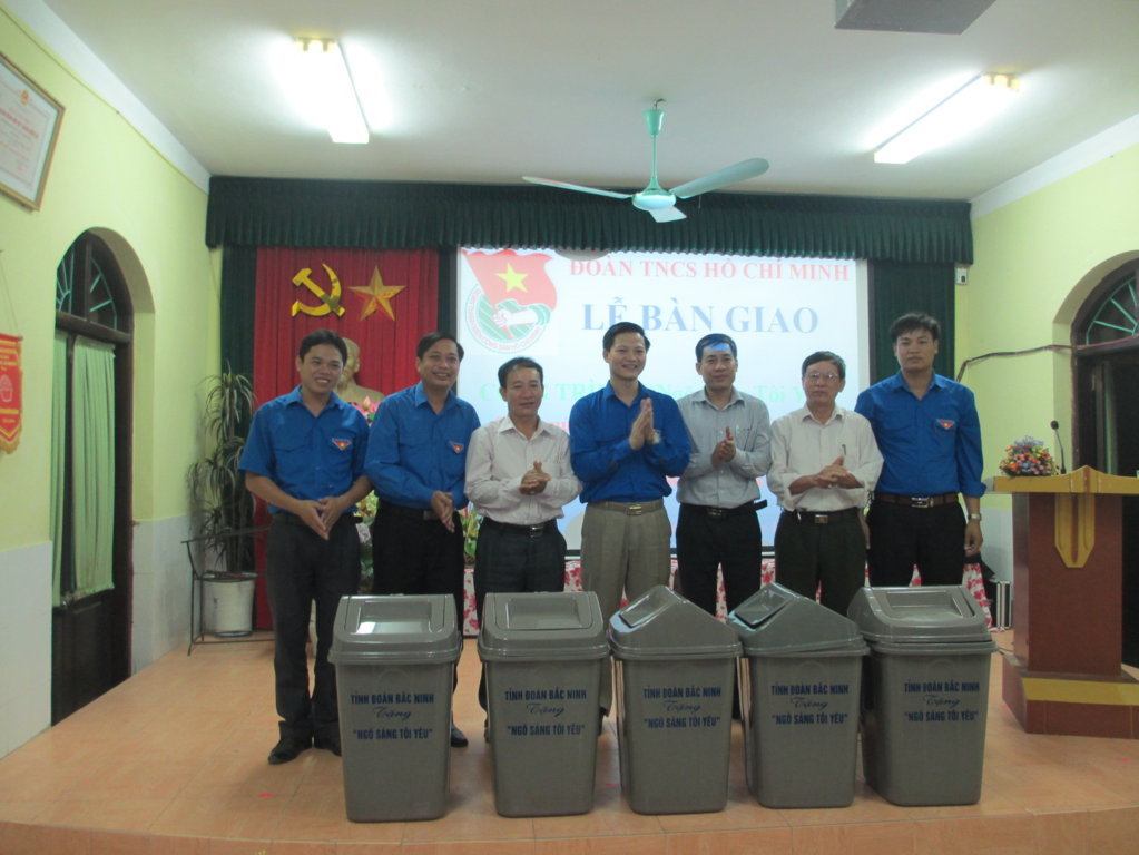 Đồng chí Vương Quốc Tuấn – Bí thư Tỉnh đoàn trao tặng thùng phân loại  rác thải cho Đoàn phường Đồng Nguyên – Thị xã Từ Sơn