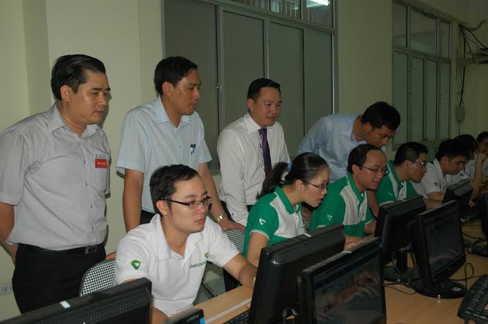Lãnh đạo Đoàn Khối Doanh nghiệp Trung ương kiểm tra các thí sinh làm bài thi.