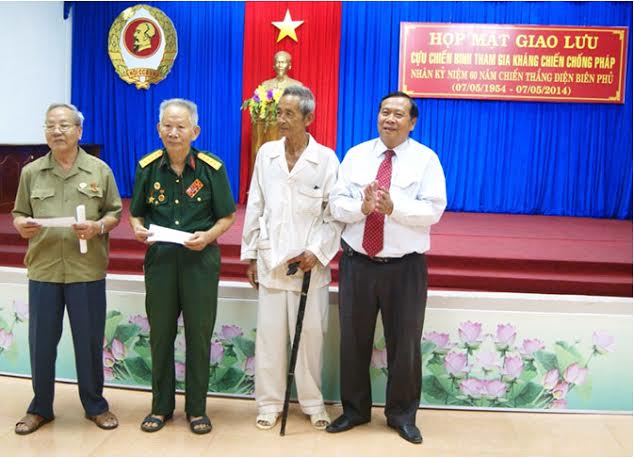Đ/c Trịnh Minh Thành - Ủy viên BTV, Trưởng Ban Dân vận Tỉnh ủy, Chủ tịch UBMTTQVN tỉnh tặng quà cho các cựu chiến binh.
