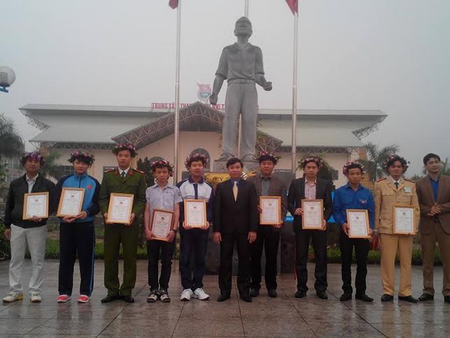 Đồng chí Nguyễn Văn Mạnh Phó Bí thư thường trực tỉnh Đoàn trao giấy chứng nhận Công dân trẻ tiêu biểu năm 2013