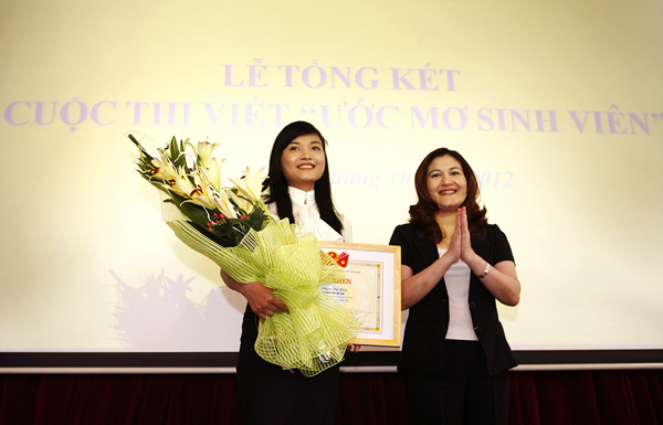 Phạm Thị Hiền, sinh viên Học viện Ngoại Giao nhận giải thưởng và bằng chứng nhận giải Nhất cuộc thi Ước mơ sinh viên cho bài viết Ước mơ làm công tác xã hội suốt đời của mình.