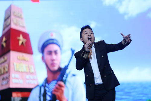  ca sỹ Tùng Dương đã chia sẻ cảm xúc lần nhận giải thưởng Gương mặt trẻ Việt Nam tiêu biểu năm 2012.