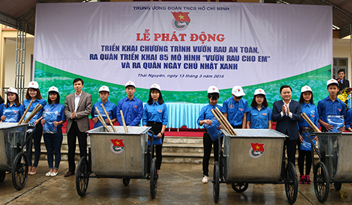 Đồng chí Nguyễn Anh Tuấn, Bí thư BCH TƯ Đoàn tặng dụng cụ cho Đội thanh niên xung kích bảo vệ môi trường