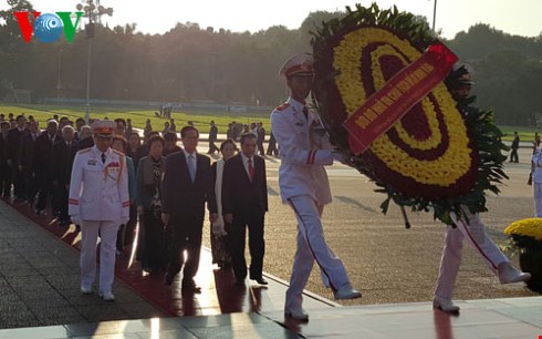 Vòng hoa của đoàn mang dòng chữ "Đời đời nhớ ơn Chủ tịch Hồ Chí Minh vĩ đại”.