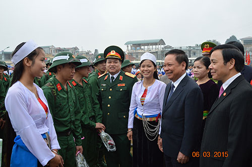 Lãnh đạo Cục Chính trị Quân khu 3 và lãnh đạo, chính quyền địa phương động viên thanh niên huyện Lạc Sơn, tỉnh Hòa Bình lên đường nhập ngũ đợt I-2015