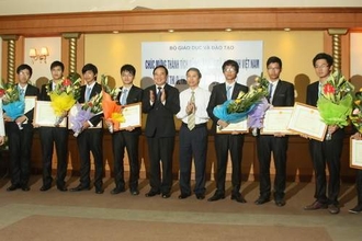  5/8 thành viên được lựa chọn từ đội tuyển Olympic Vật lý châu Á đã mang về các giải cao từ cuộc thi quốc tế.