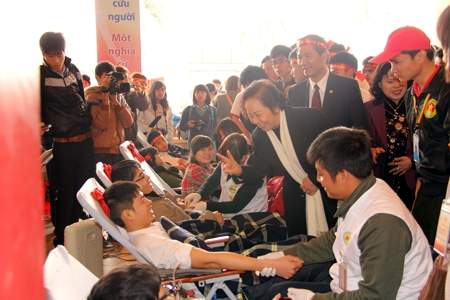 Phó Chủ tịch nước Nguyễn Thị Doan bắt tay động viên và chúc mừng từng người hiến máu. (Ảnh Viện Huyết học Truyền máu Trung ương)