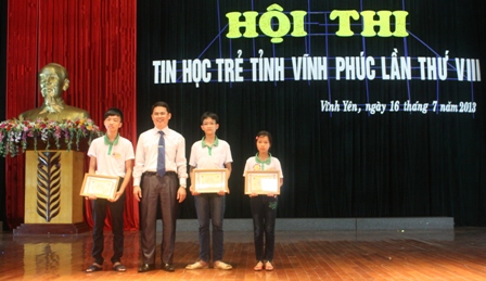 IMG_ đồng chí Trần Việt Cường - Bí thư tỉnh đoàn trao giải nhất cho các thí sinh thuộc 3 khối thi.JPG