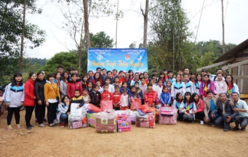 Đoàn tình nguyện thăm, tặng quà cho học sinh tại Điểm trường Vằng Sau, xã Thiện Thuật, huyện Bình Gia, tỉnh Lạng Sơn.