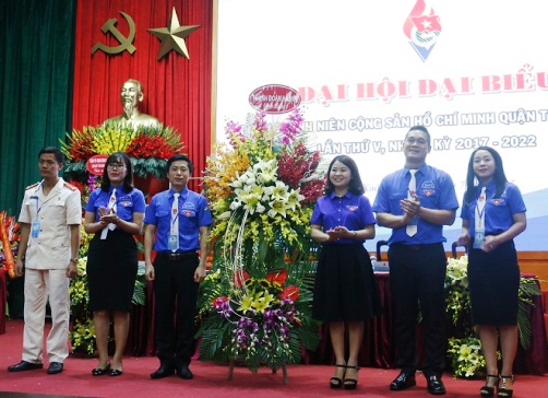 Đồng chí Chu Hồng Minh, Phó Bí thư Thành đoàn, Phó Chủ tịch Thường trực Hội Sinh viên Việt Nam thành phố Hà Nội tặng hoa chúc mừng đại hội