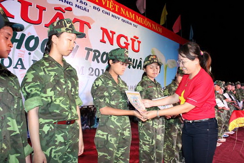 Trao Giấy chứng nhận hoàn thành xuất sắc chương trình Học kỳ trong quân đội năm 2014