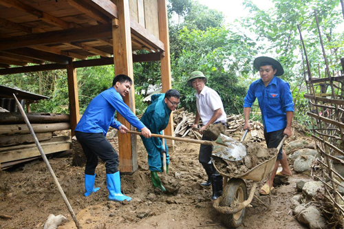các Đội thanh niên xung kích tình nguyện, giúp nhân dân dọn dẹp nhà cửa tại xã Hát Lừu, huyện Trạm Tấu.