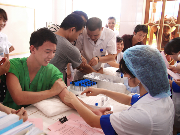 Bác sỹ Trần Long Hoàng (áo xanh) tự nguyện hiến máu tình nguyện năm 2017