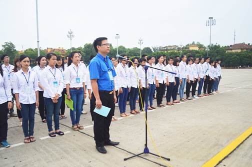 Đ/c Trần Hữu - Phó Bí thư Tỉnh đoàn cùng đoàn học sinh giỏi Quốc gia trường THPT Chuyên Thái Bình làm lễ báo công dâng Bác