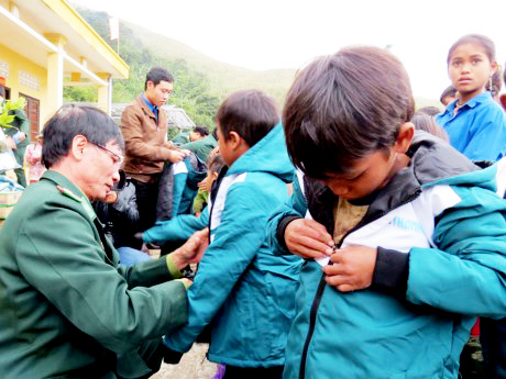 1.500 áo ấm đến với trẻ em vùng sâu, vùng xa